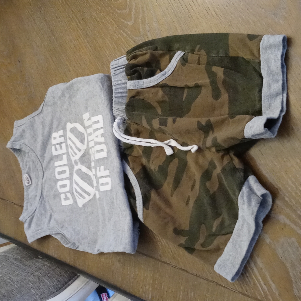 Size 3t toddler boy short set. Like new.